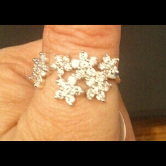 Gorgeous AAA CZ Flower Ring Size 8 - Picture 3 of 3